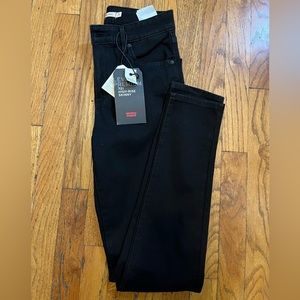 Black Levi’s 721 NWT